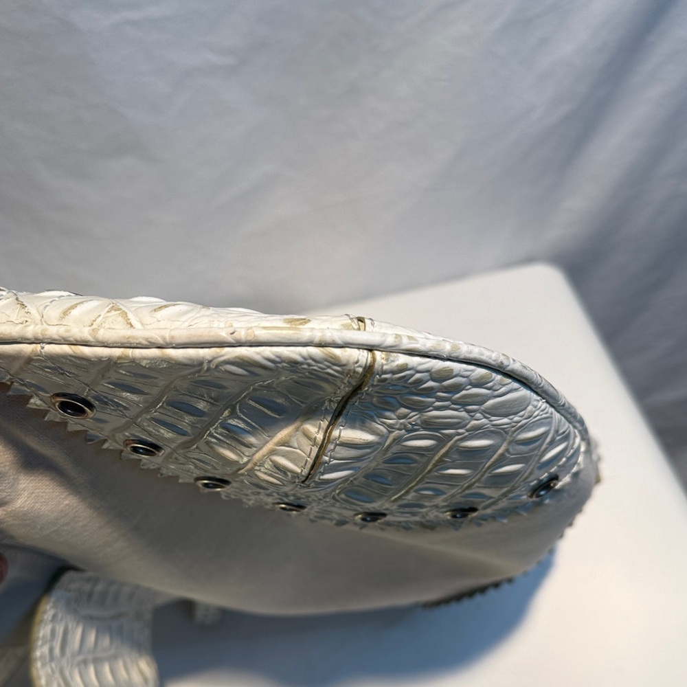 Elegant White Crocodile-Embossed Shoulder Bag - Picture 5 of 14